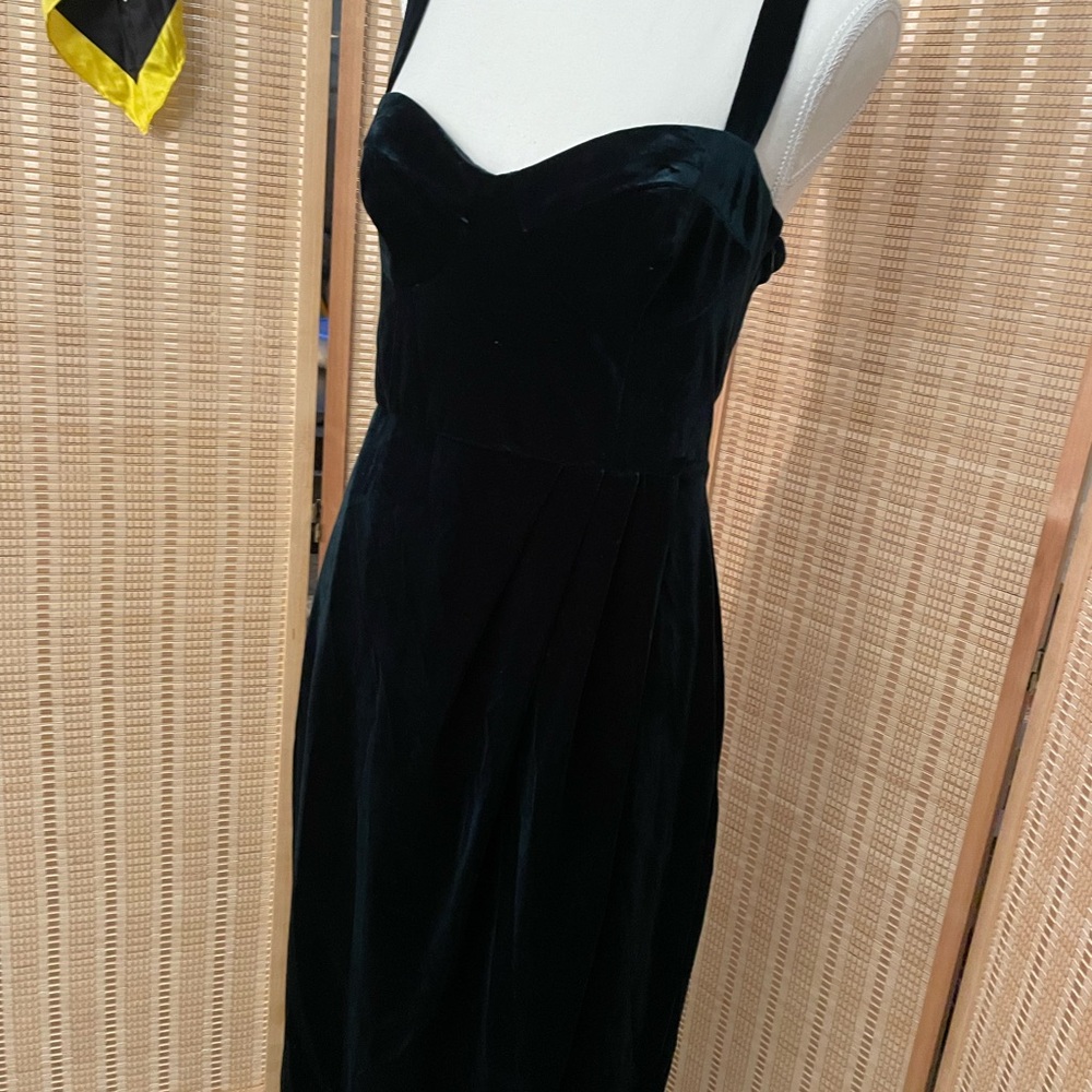 Deep green fitted velvet dress